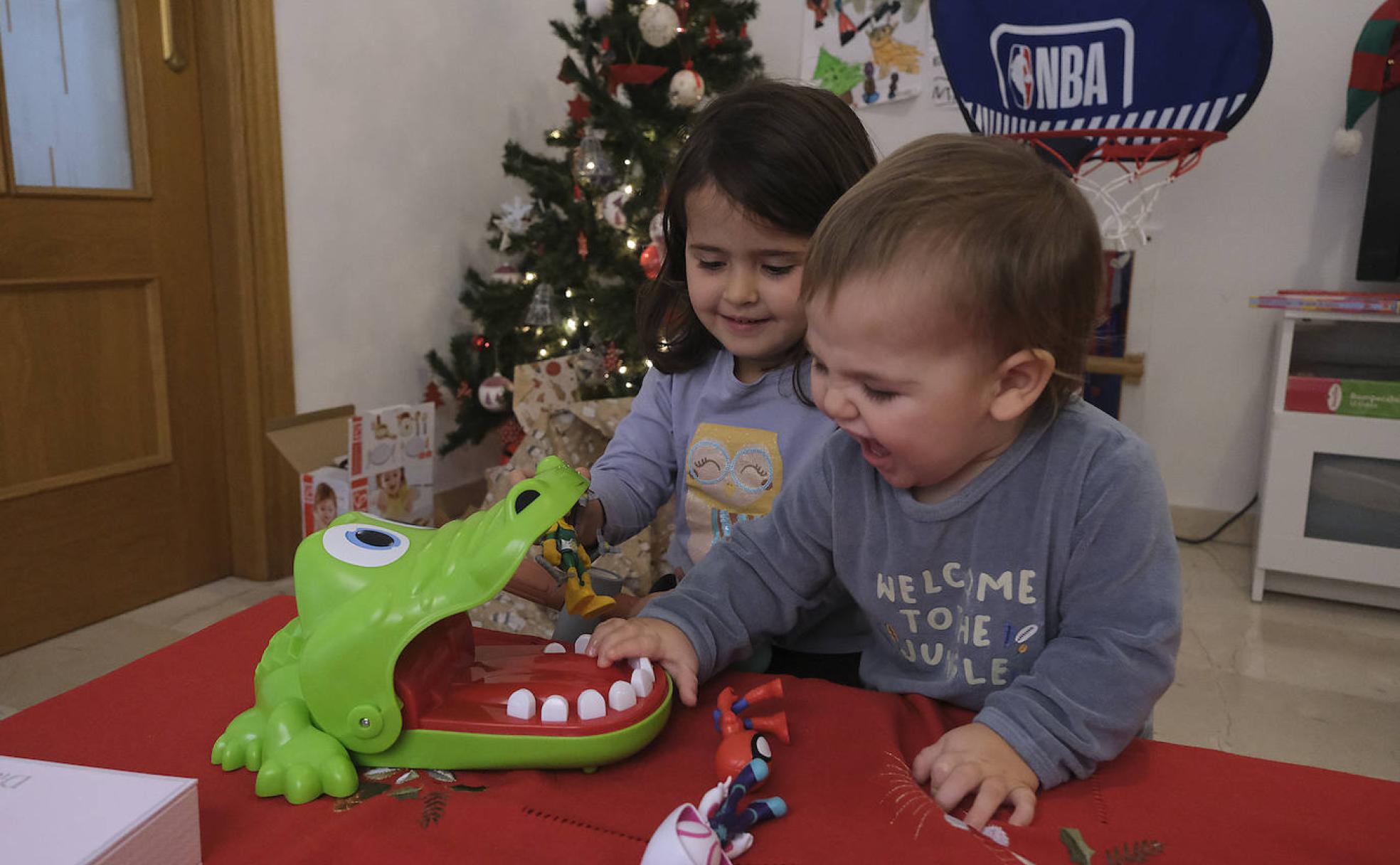 Emma y Bruno comparten sus juguetes de Reyes. 