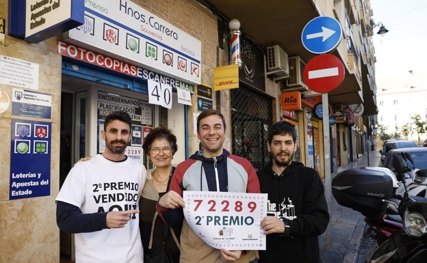 Los hermanos Carrera, Jorge, Mario y Álvaro, junto a su madre María José Pajuelo. 