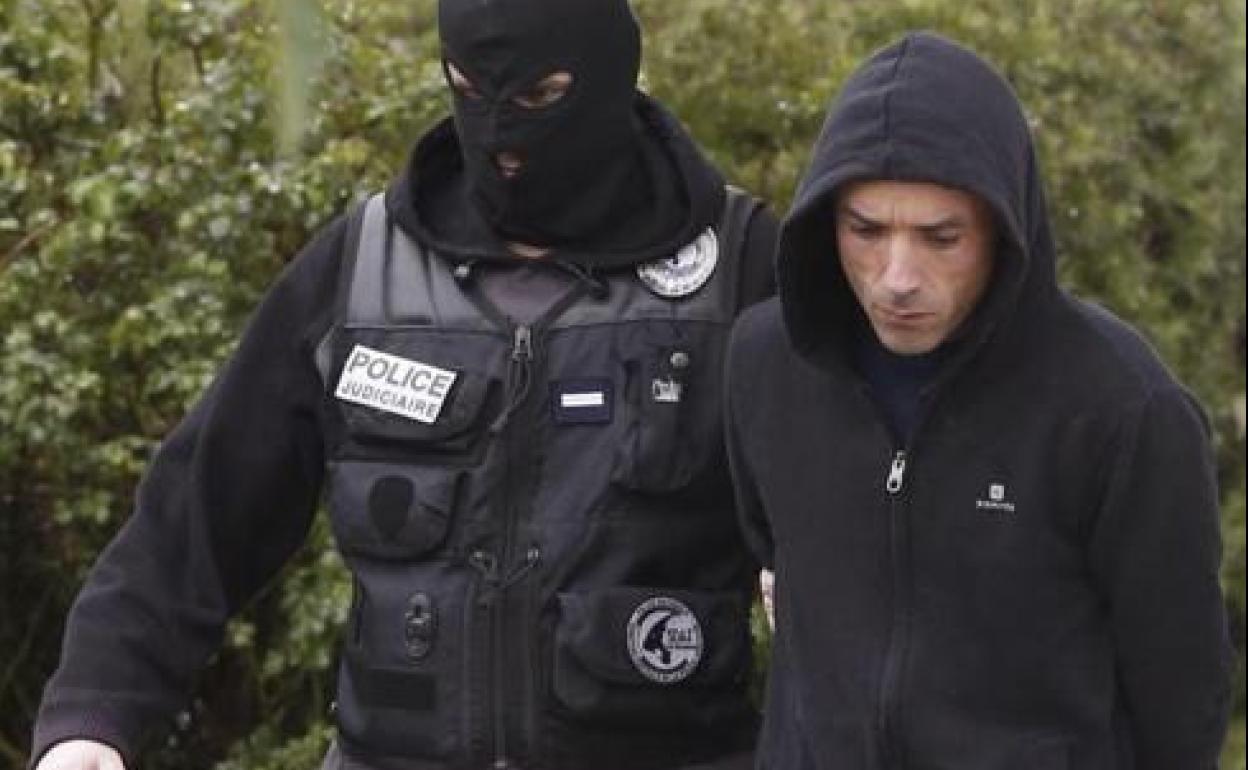 Mikel Irastorza, vigilado por un policía francés tras su detención en noviembre de 2016.