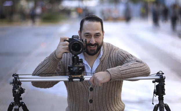 Alberto Moreno Jurado, en la Alameda Principal junto al equipo con el que realiza esta técnica de fotografía para crear los vídeos. 