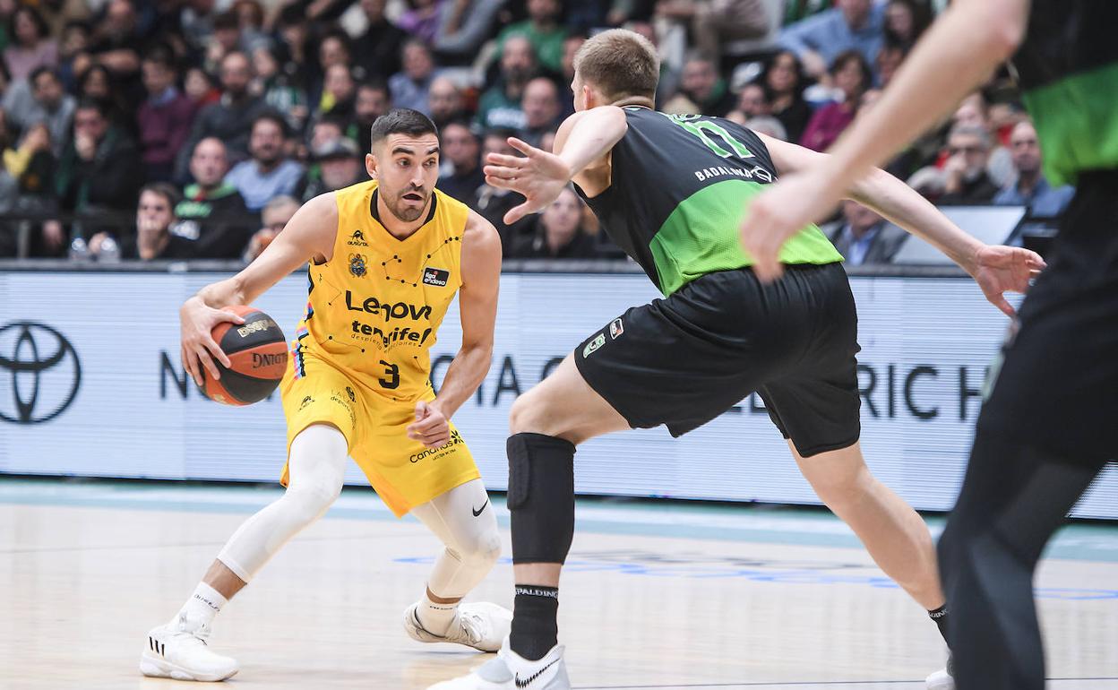 Jaime Fernández, con el Lenovo Tenerife en el duelo ante el Joventut. 