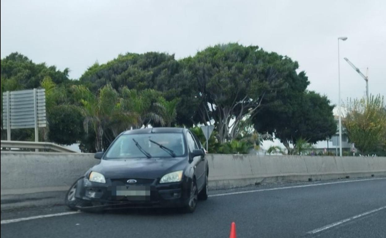 La salida de vía de un vehículo deja un par de kilómetros de retenciones en la Cala de Mijas