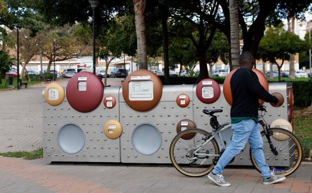 Málaga estrena una red de puntos limpios para tirar los móviles, las bombillas o los 'sprays'