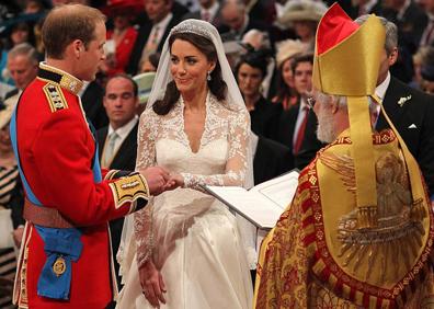 Imagen secundaria 1 - En la imagen superior, la princesa Catalina y el heredero Guillermo junto a sus cuñados, Harry y Meghan, observan en septiembre pasado una ofrenda floral en recuerdo de la fallecida reina Isabel II, su abuela; debajo, el día de la boda en 2011 de los hoy príncipes de Gales; por último, Catalina en 2010 cuando era 'solamente' Kate Middleton.