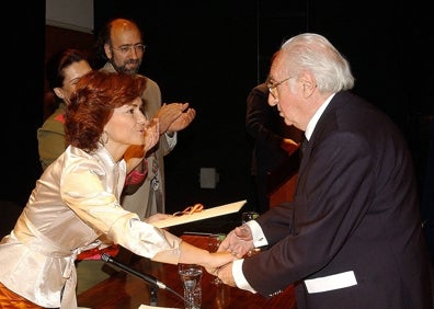 Imagen secundaria 1 - En la primera imagen. Leopoldo de Luis (de pie, segundo por la derecha), en una tertulia con Vicente Aleixandre, Manuel Alcántara y Concha Lagos. En la segunda, en 2004, recogiendo en Málaga el Premio Nacional de las Letras y, en la última, con su hijo Jorge Urrutia, en 1947, en la feria de la Línea. 