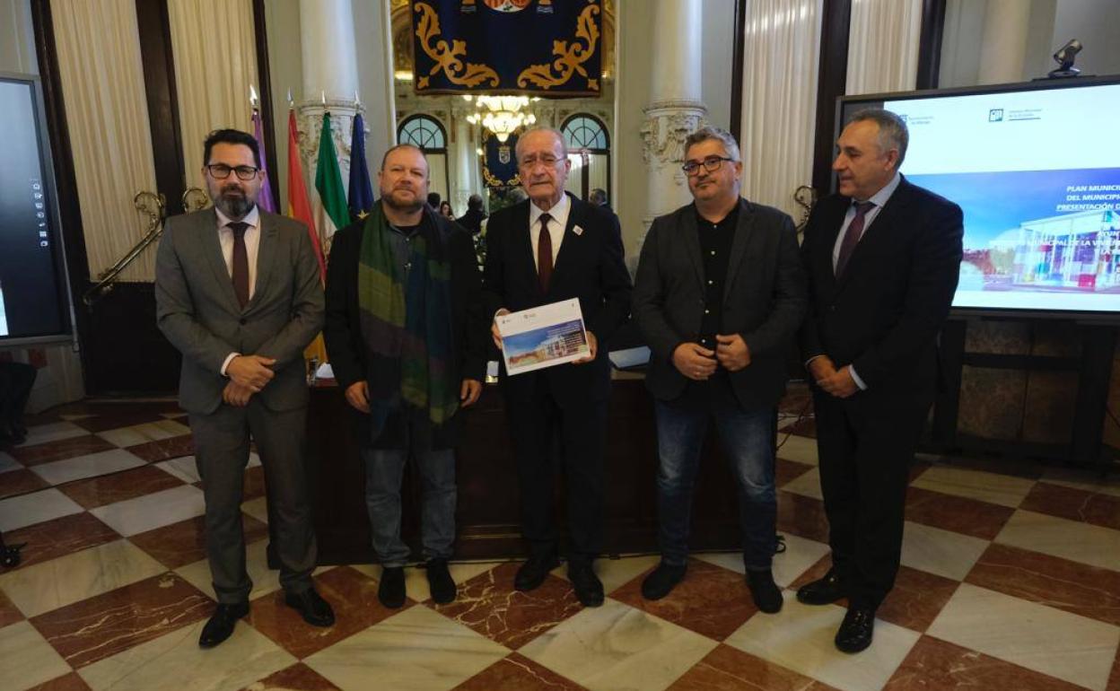 El alcalde, en el centro, junto a los autores y coordinadores del plan. 