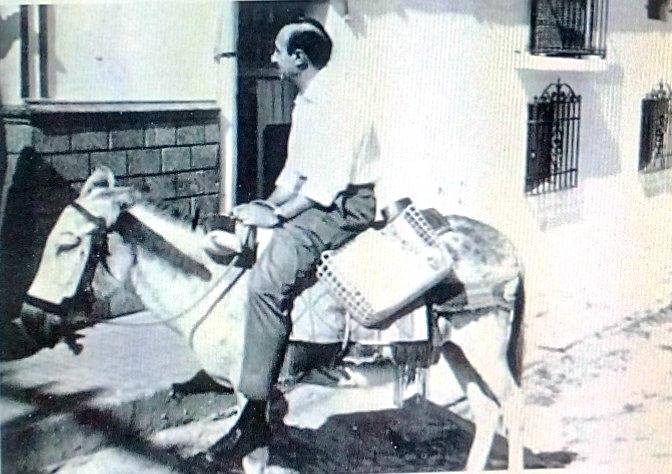 De Luis, en burro en la Estación de Jimena. 