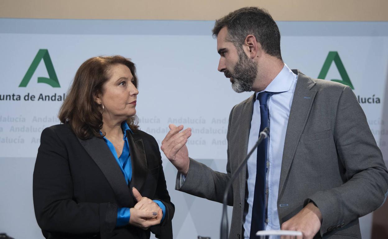 Los consejeros Carmen Crespo y Ramón Fernández-Pacheco, tras el Consejo de Gobierno de este martes.