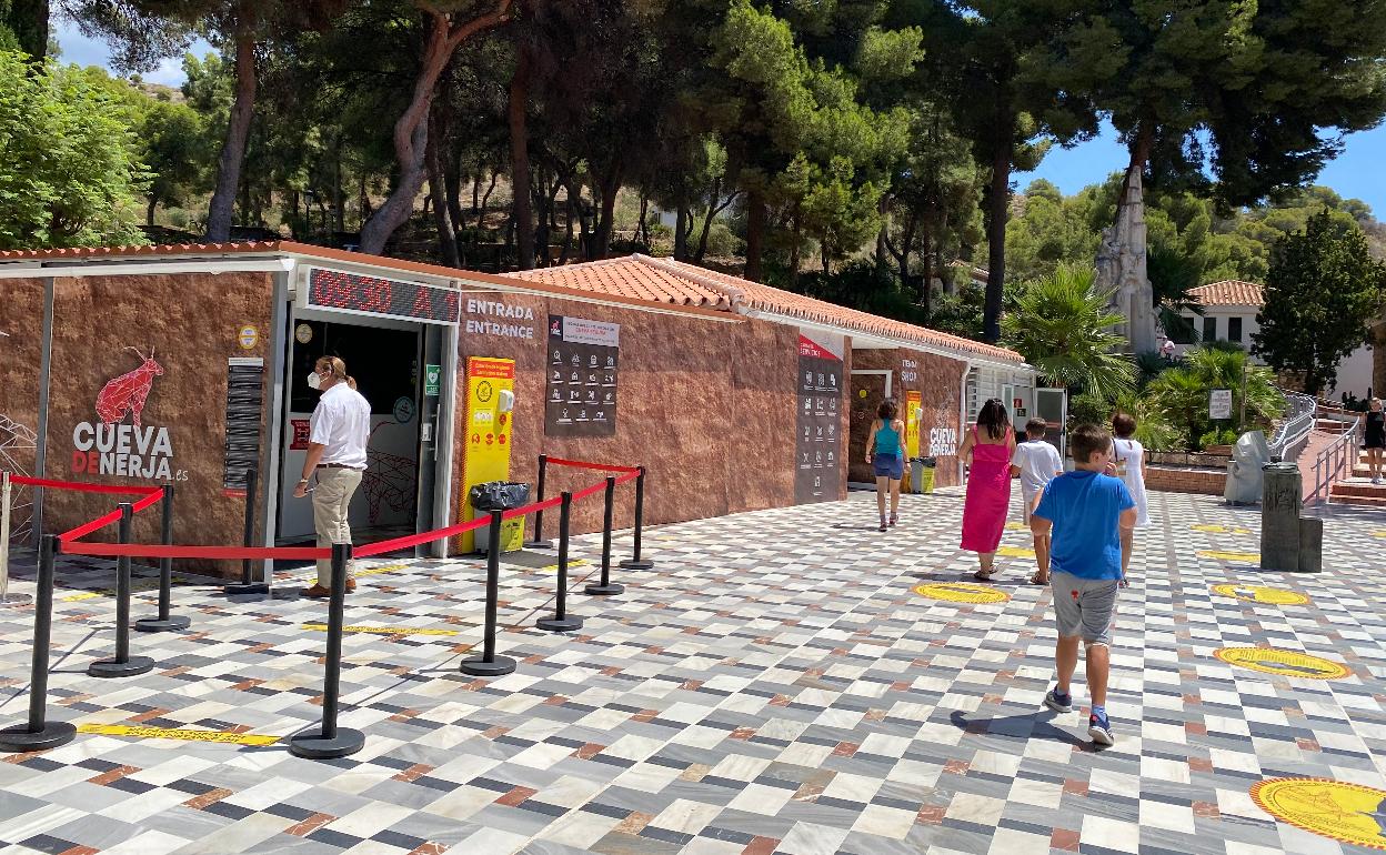 Acceso principal a la Cueva de Nerja. 