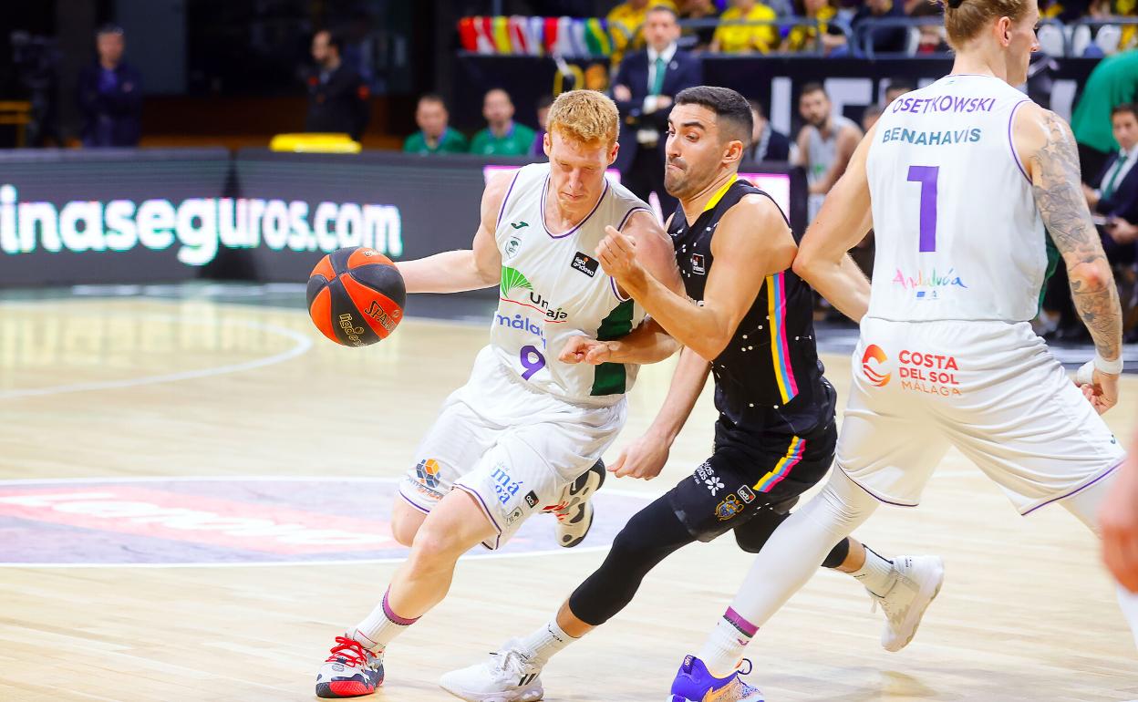 Alberto Díaz, defendido por Jaime Fernández durante el partido del domingo. 