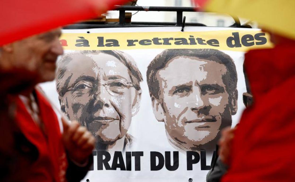 Una pancarta con la imagen de la primera ministra francesa, Élisabeth Borne, y el presidente francés, Emmanuel Macron, durante una manifestación contra la reforma de las pensiones, este martes en Rennes.