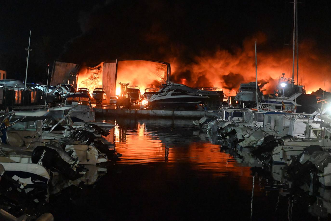 El fuego se originó en una nave de embarcaciones y creó una gran alarma