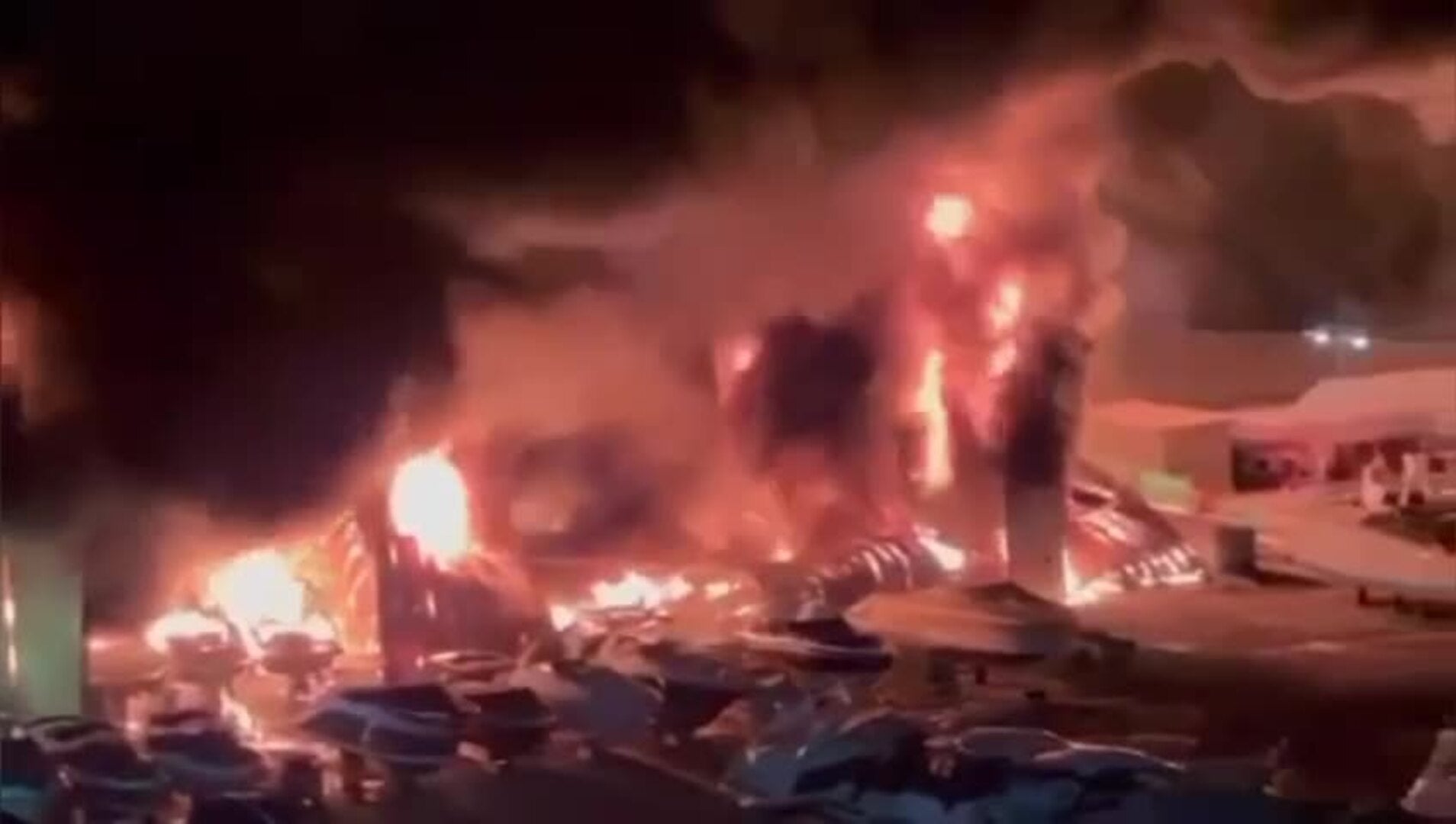 Aparatoso incendio en el puerto de La Bajadilla, en Marbella