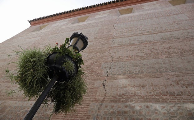 Aspecto de la fisura que parte en dos este templo del siglo XVIII situado junto a la Catedral. 