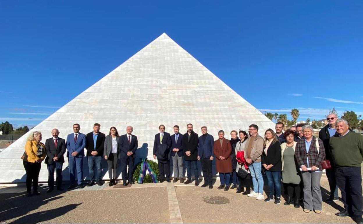 El alcalde de Málaga, Francisco de la Torre, y otros miembros de la Corporación y autoridades rinden homenaje a las víctimas de la Guerra Civil y el franquismo, en el antiguo cementerio de San Rafael.