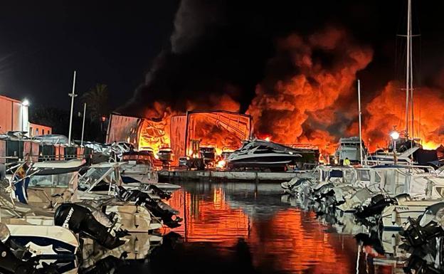 Un incendio en la nave de Marina Marbella desata la alarma en el puerto de La Bajadilla