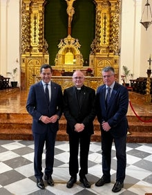 Imagen secundaria 2 - Tres imágenes de la visita de Juanma Moreno , este miércoles a Nerja. 