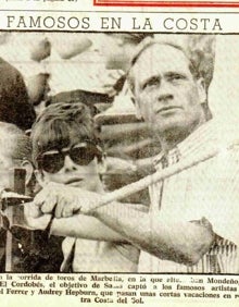 Imagen secundaria 2 - En la primera foto, Audrey Hepburn y Mel Ferrer (izquierda), en casa de los Rubistein en Marbella y con Daniel Barenboim entre los invitados. En la segunda, la actriz abraza a su hijo Sean durante una de las 'burradas' del Marbella Club. En la última, la pareja de intérpretes en los toros en 1967. Fotos: Marpy/SUR