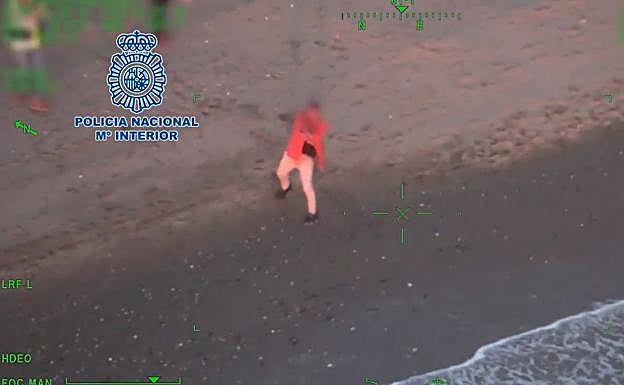 El detenido recrea ante la Policía Nacional cómo lanzó el cuerpo al mar 