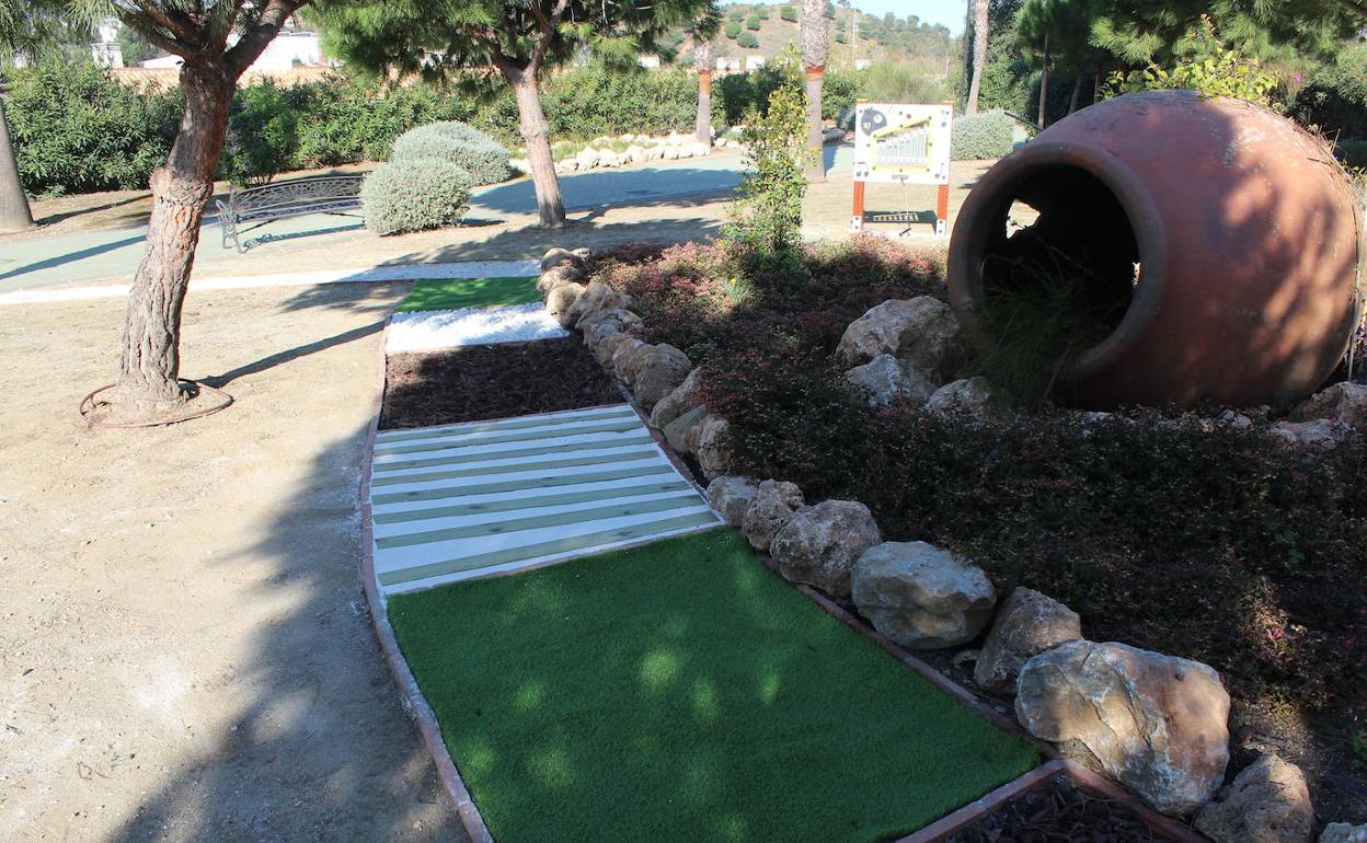 Camino hecho con distintos materiales de diferentes texturas para que se puedan palpar. 