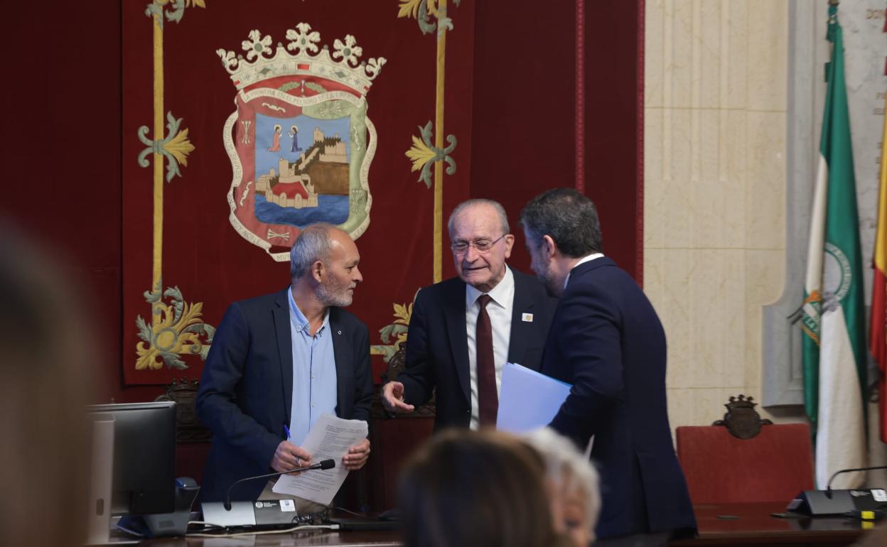 De la Torre charla con Carlos Conde y el oficial mayor, antes del pleno extraordinario y urgente de presupuestos, ayer.