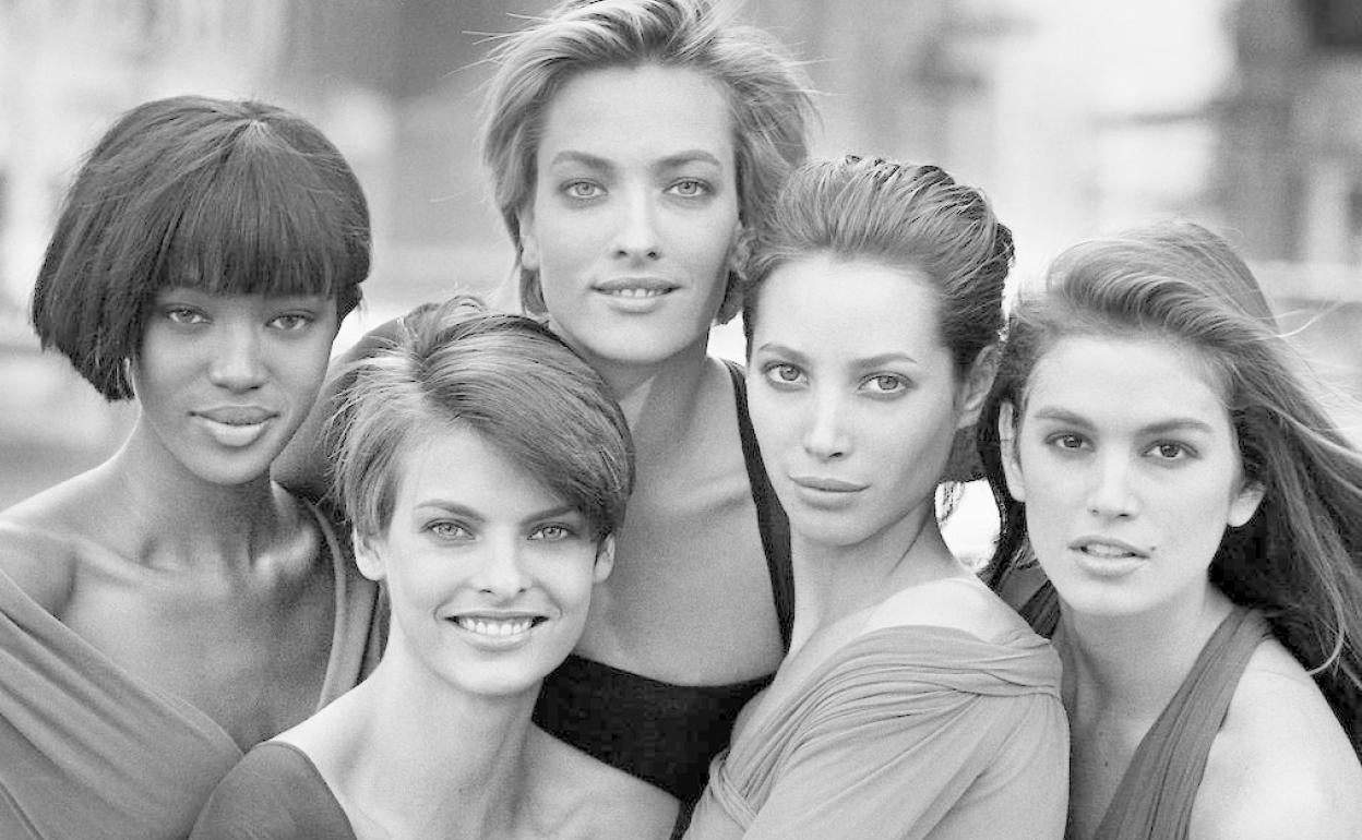 (De izquierda a derecha) Naomi Campbell, Linda Evangelista, Tatjana Patitz, Christy Turlington y Cindy Crawford en la popular portada de Vogue de Peter Lindbergh. 