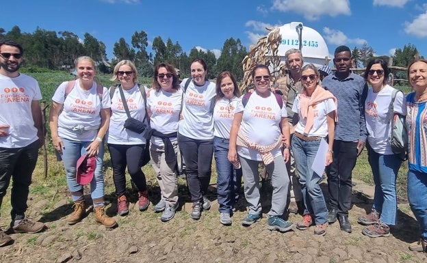 Parte del equipo de voluntarios, en una de las visitas a Muketuri. 