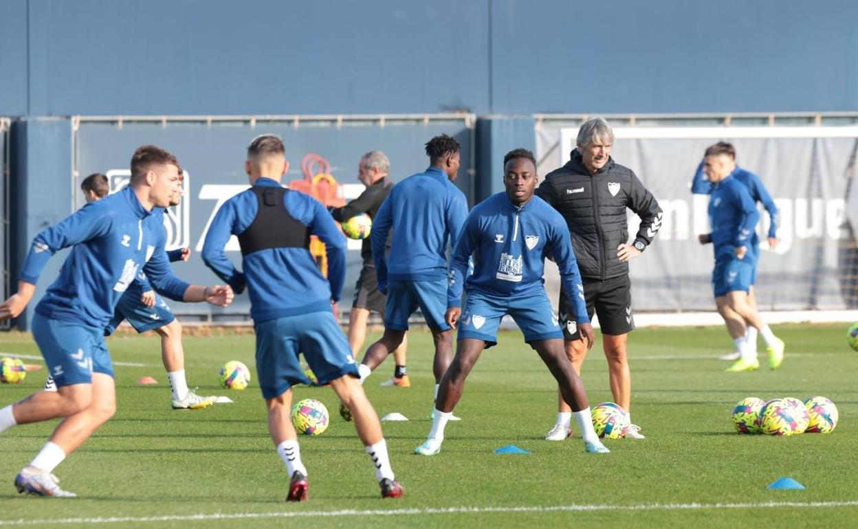 Una imagen del entrenamiento del Málaga esta mañana, con Appiah junto al preparador físico Nacho Oria. 