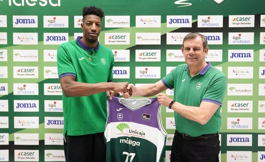 Sima y el director deportivo del Unicaja, Juanma Rodríguez. 