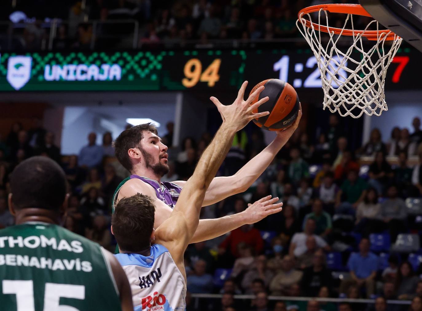 El Unicaja se exhibe ante el Río Breogán (100-66). 