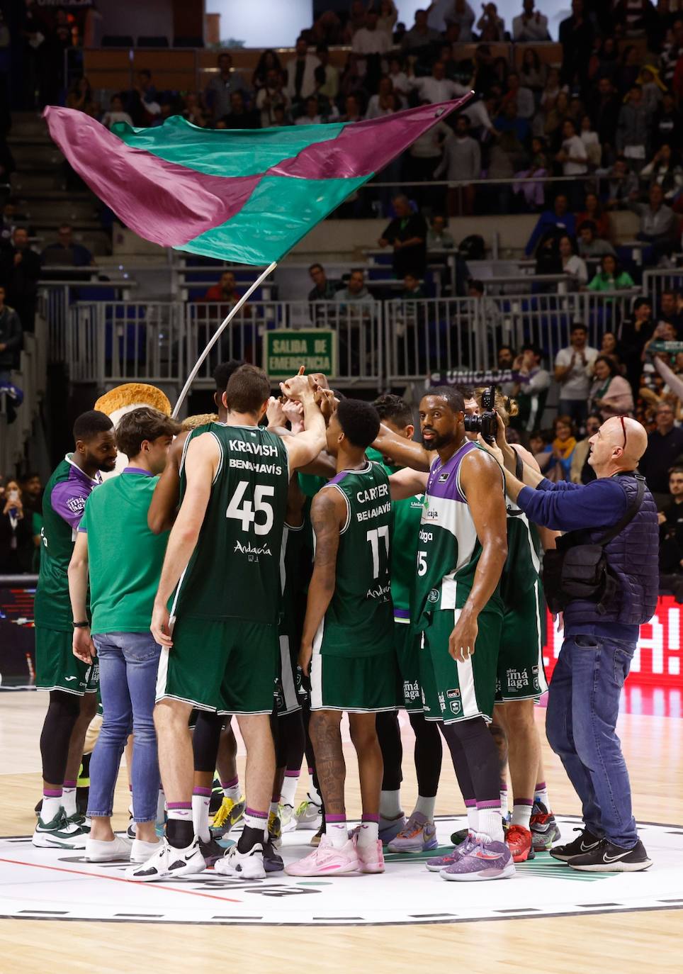 El Unicaja se exhibe ante el Río Breogán (100-66). 