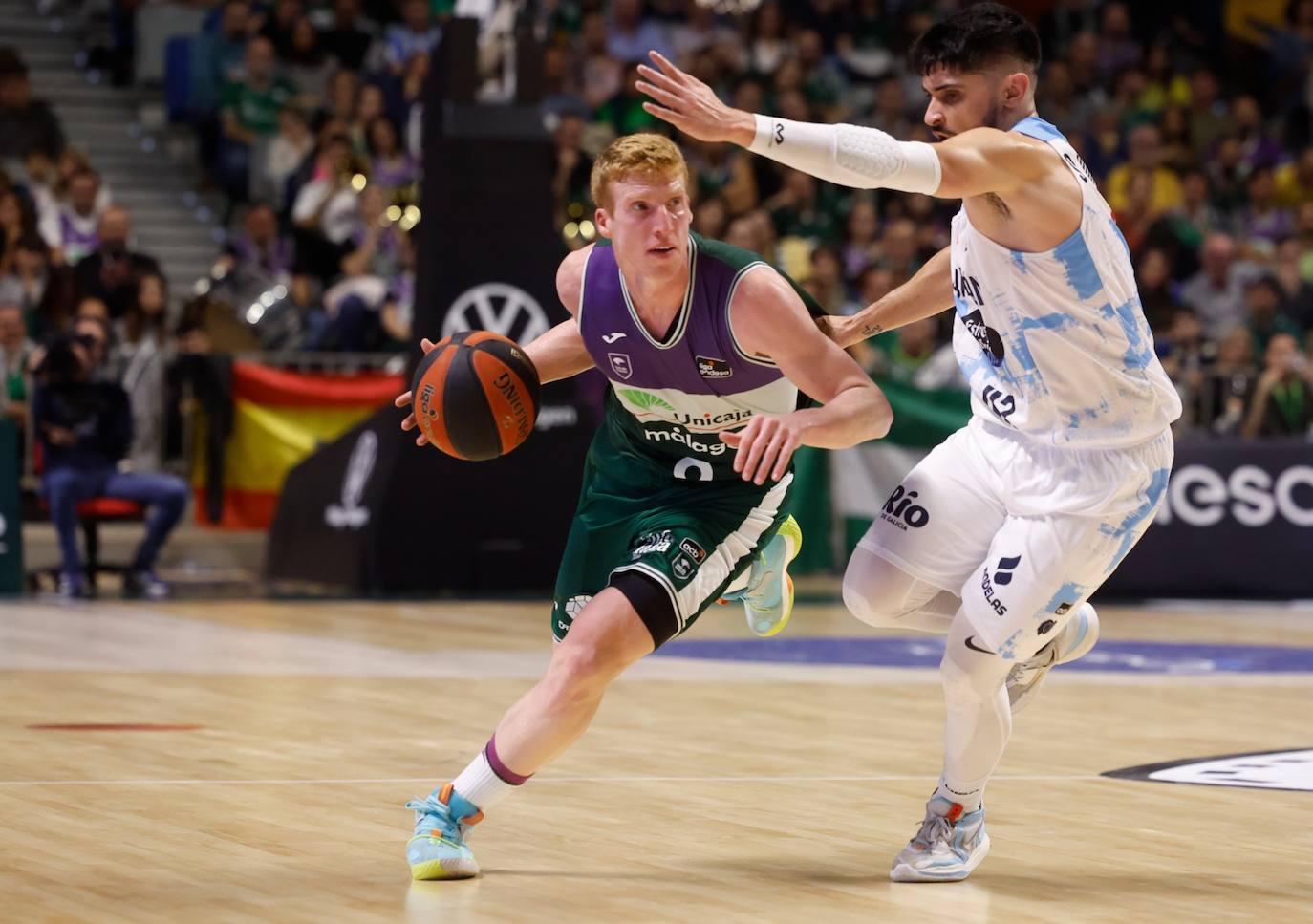 El Unicaja se exhibe ante el Río Breogán (100-66). 