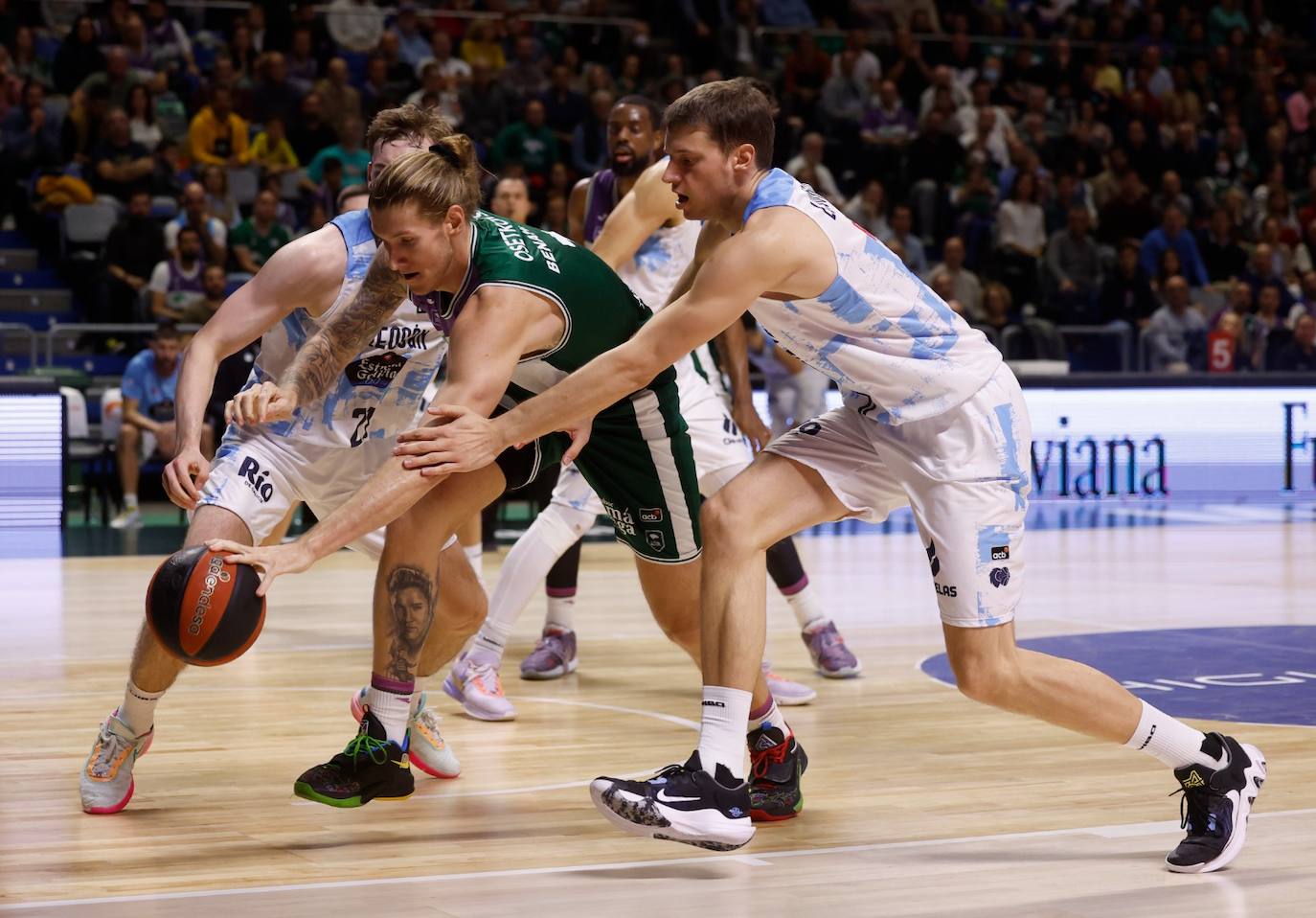 El Unicaja se exhibe ante el Río Breogán (100-66). 