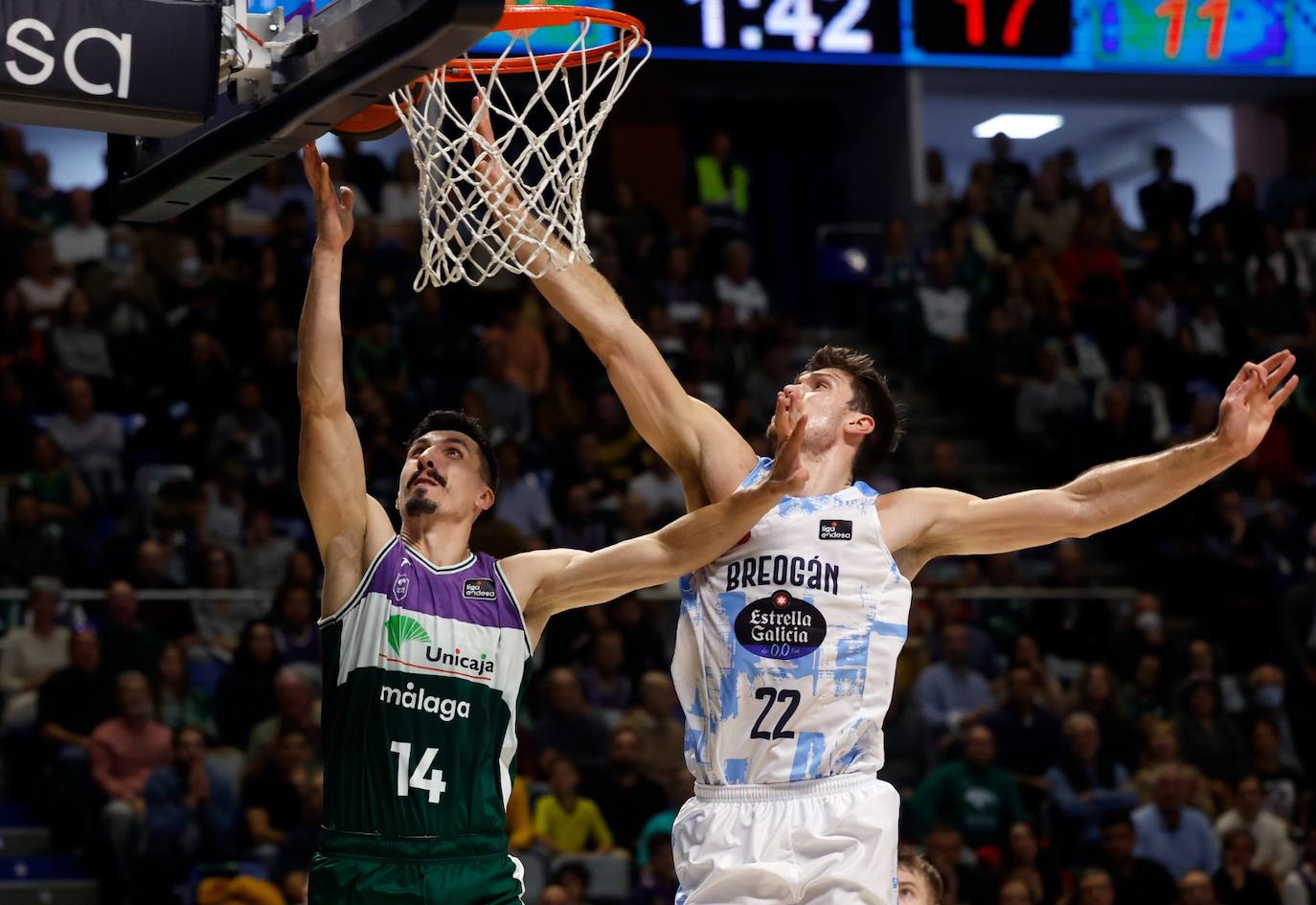 El Unicaja se exhibe ante el Río Breogán (100-66). 