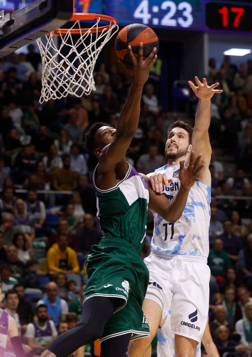 El Unicaja se exhibe ante el Río Breogán (100-66). 