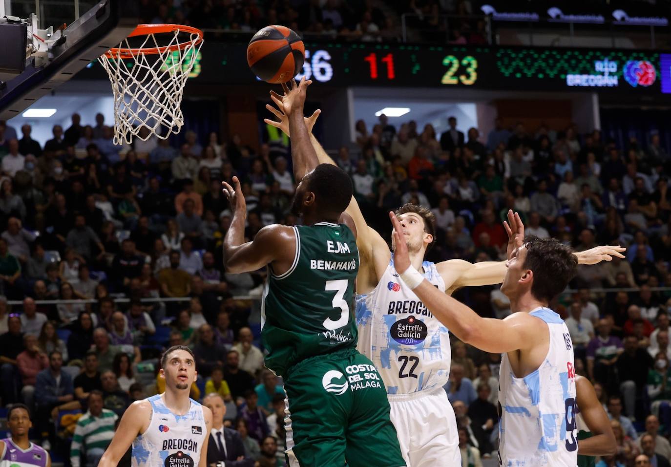 El Unicaja se exhibe ante el Río Breogán (100-66). 