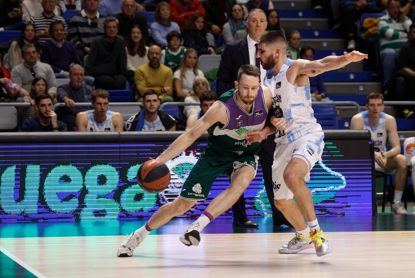 El Unicaja se exhibe ante el Río Breogán (100-66). 