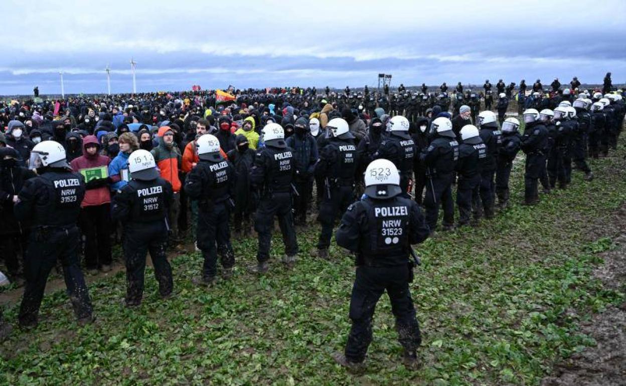 La Policía ha realizado un cordón de seguridad alrededor del pueblo de Lützerath para evitar la entrada de los manifestantes.