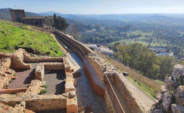 Fortaleza. En la visita al castillo de origen árabe se puede recorrer casi todo su perímetro. 