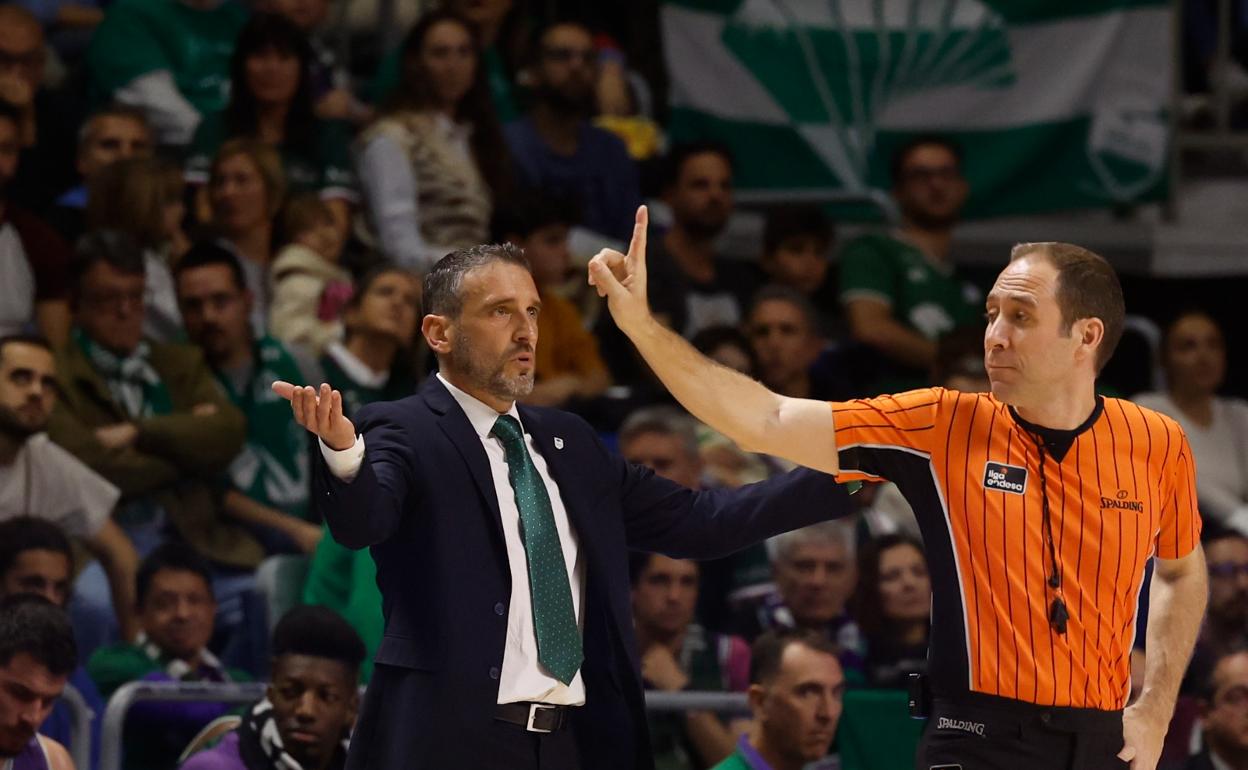 El entrenador del Unicaja, Ibon Navarro, en una protesta. 