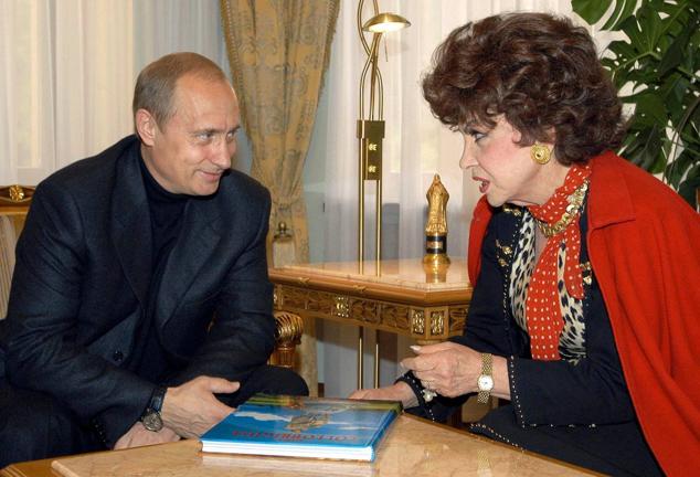 Gina Lollobrigida con el presidente ruso, Vlasdimir Putin, durante su reunión en la residencia Novo-Ogaryovo del mandatario, en las afueras de Moscú, en 2003.