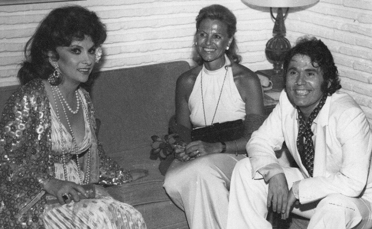 Gina Lollobrigida y el cantante Raphael, en el Hotel Don Pepe de Marbella. 