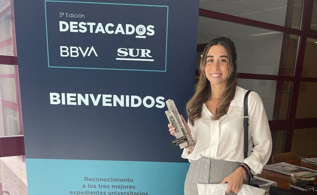 Natalia Vizuete, en la entrega de premios con su reconocimiento. 