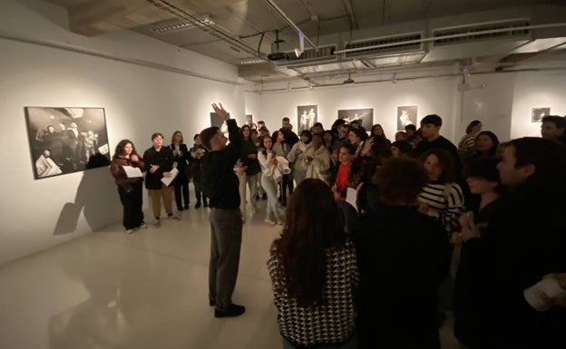 Eduardo Urdiales presentando su obra en la Sala de Exposiciones de la Facultad de Bellas Artes. 