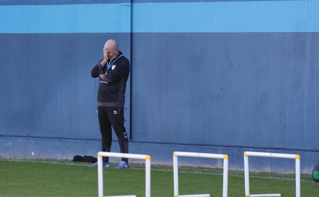 Pepe Mel, muy pensativo durante un reciente entrenamiento del Málaga. 