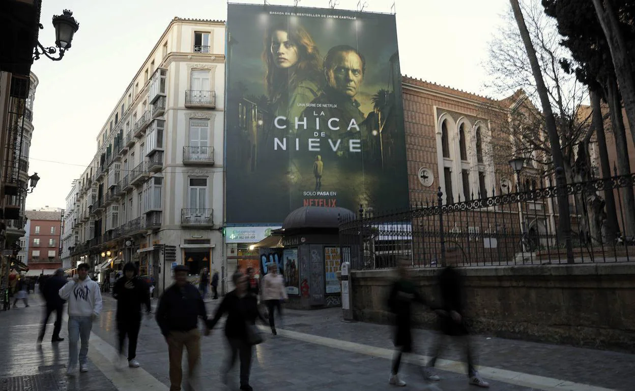 Un gran telón con el cartel de 'La chica de nieve' anuncia en calle Santa María el estreno de la serie en Netflix. 