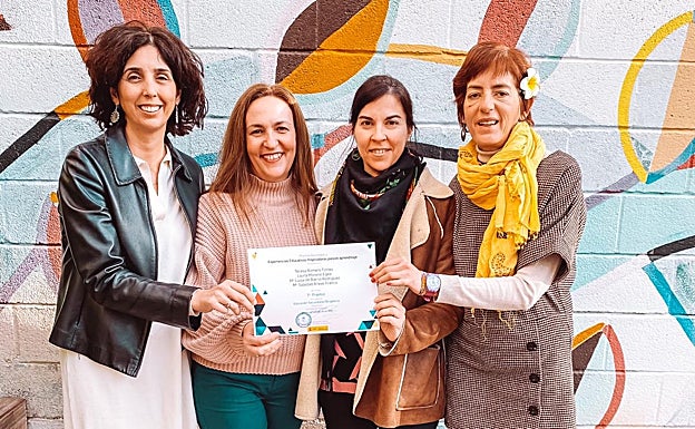 De izquierda a derecha: María Luisa de Barrio, Teresa Romero, Laura Moreno y Marisol Aneas, profesoras del IES Pablo Picasso de Málaga. 