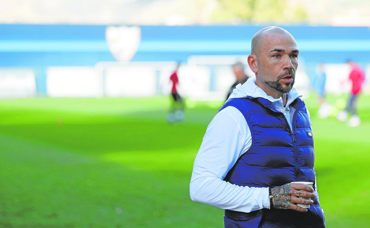 Manolo Gaspar, con un café en el entrenamiento de ayer por la tarde en La Rosaleda. 