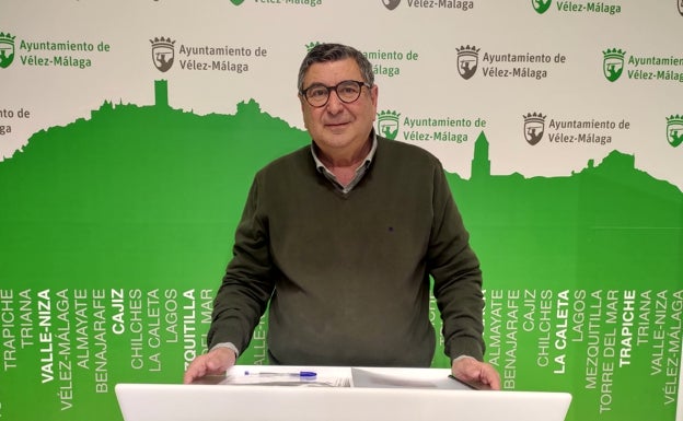 El alcalde veleño, el socialista Antonio Moreno Ferrer, este martes en rueda de prensa en el Ayuntamiento. 