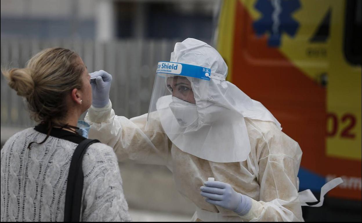 Los contagios por Covid en Málaga siguen por encima de 300 y se notifican tres fallecidos más